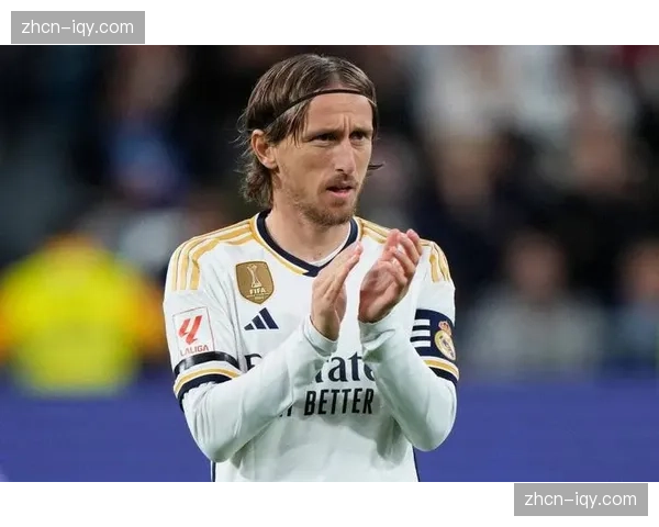 特写：训练结束后，老将莫德里奇为皇马年轻中场讲解跑位与传球时机选择