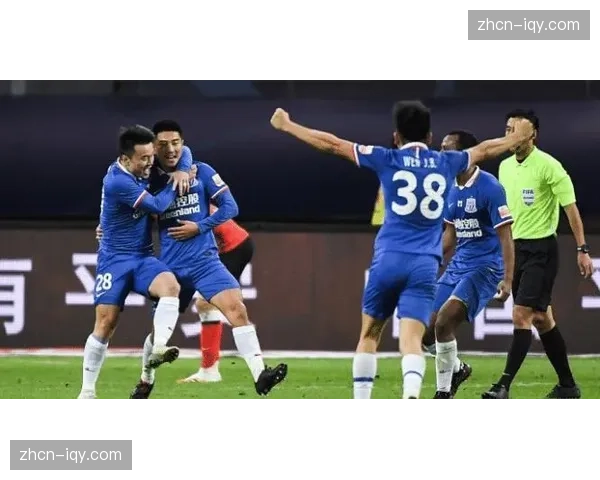 “瞬间聚焦：维罗纳老将久里奇拼抢至抽筋，被换下时获得全场球迷起立鼓掌”