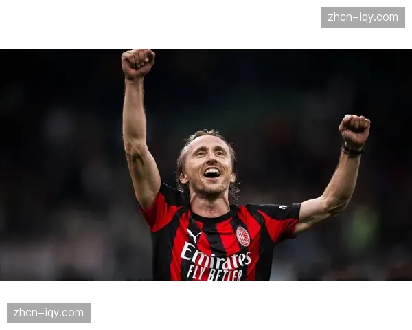 聚焦老将莫德里奇：替补席上传授年轻中场远射技巧